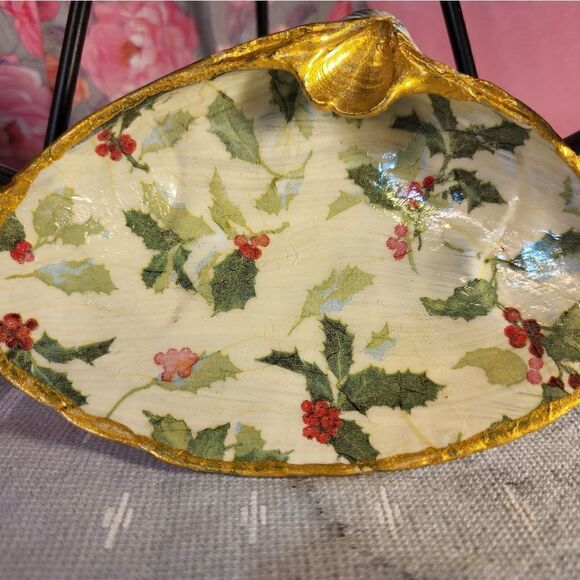 DECOUPAGE CLAM SHELL DECOUPAGE CHRISTMAS HOLLY 🎄 ON A CLAM SHELL TRINKET DISH - Picture 1 of 10